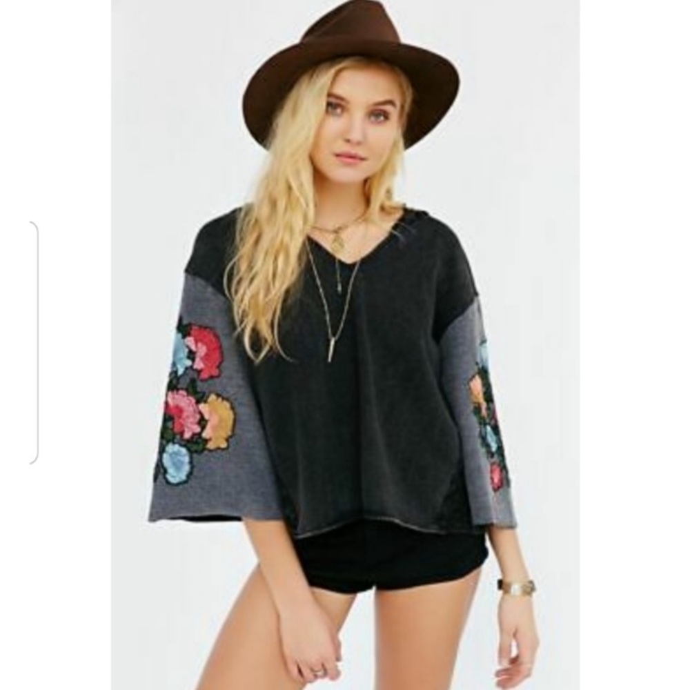 THE PYRAMID COLLECTION Floral Embroidered Hooded Pullover‎ Top